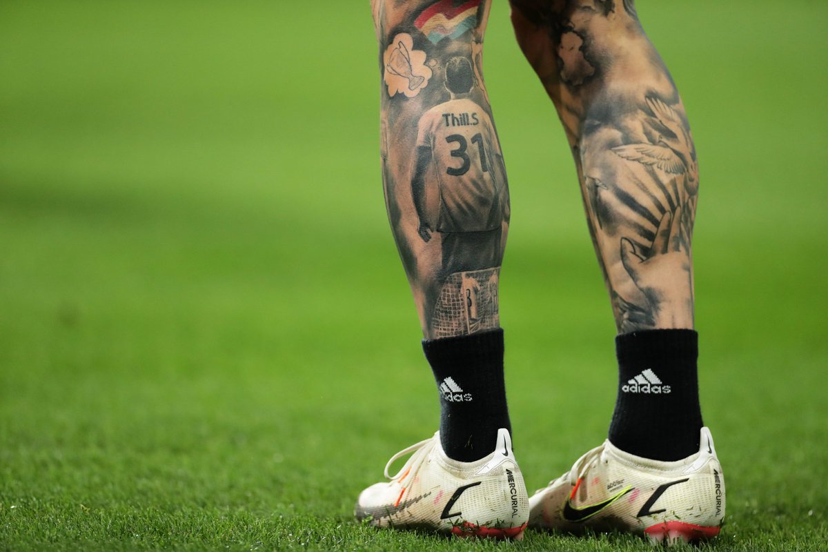 futbolsingular's tweet photo. ⚽️ Sebastien Thill, autor del gol de la victoria del @FotclubSheriff ante @realmadrid, cuenta con estos tatuajes sus piernas. 

Para destacar los que aparecen en su zurda, donde se lo puede ver a él soñando con la 🏆 #ChampionsLeague bajo los colores de su país 🇱🇺. https://t.co/k29tkVMIZv