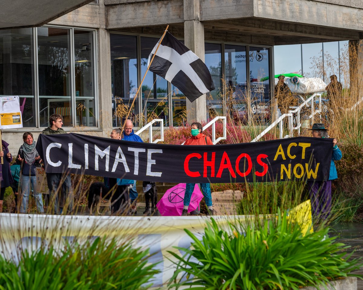 Pearce_Photo's tweet photo. .#ExtinctionRebellion and #greenpeace protest the newly formed Conservative Council in #Cornwall. They raised awareness of climate issues and asked the councillors for more information on Cornwalls plans for the #carbonneutral 2030. 

#ClimateEmergency #ClimateCrisis https://t.co/yHFxK6SSpm