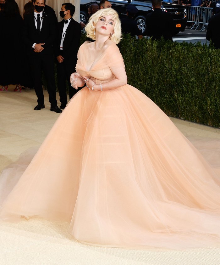 metgalarp2021's tweet photo. Boa noite! E vamos de mais #MetGame e dessa vez um 'casa, usa ou mata' com os looks do met gala 2021. Espero que gostem e interajam ou em seus sonhos "quando menos esperarem, eu vou estar lá". Quem pegou a referência tem meu ♡
Primeira: Billie Eilish, Olivia Rodrigo e Grimes https://t.co/Bx2aTfP4E1