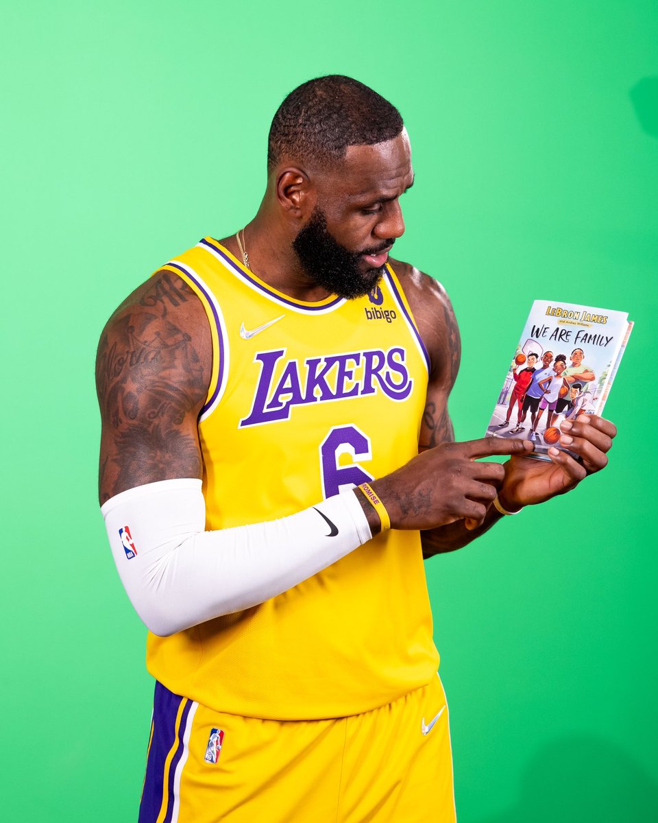 cirujano Año nuevo Activamente LeBron James Family Foundation on Twitter: "When you show off your new book  at @Lakers Media Day. 😁 #WeAreFamily ❤️ https://t.co/vqqli7rLv9" / Twitter