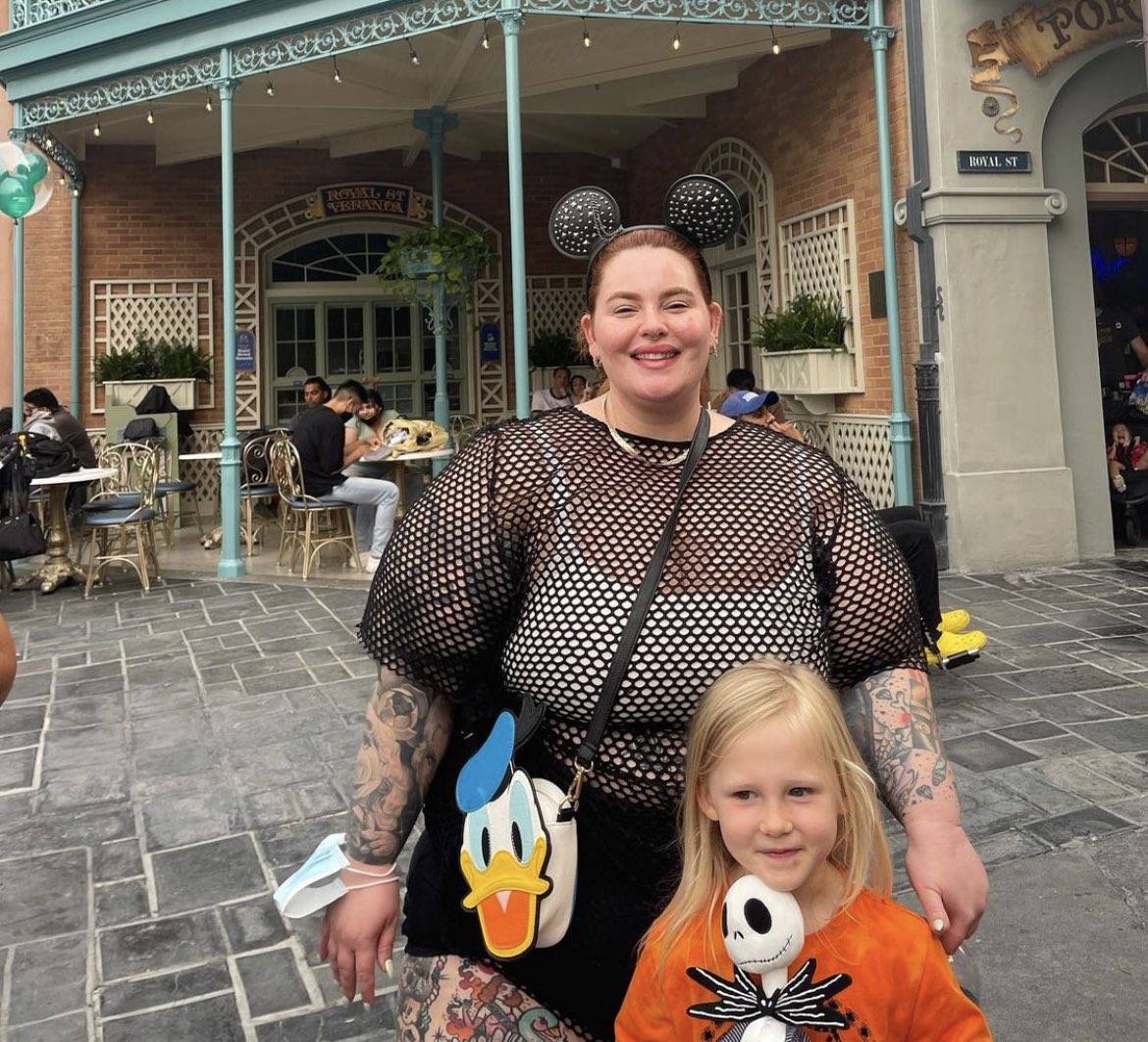 Tess_Holliday's tweet photo. So I’m gonna share those moments of joy with y’all in this thread! 

When the media shares photos of me through the lens of their fat phobic assumptions, they tell everyone who looks like me that they are worthless. https://t.co/8ABAYZLCLF