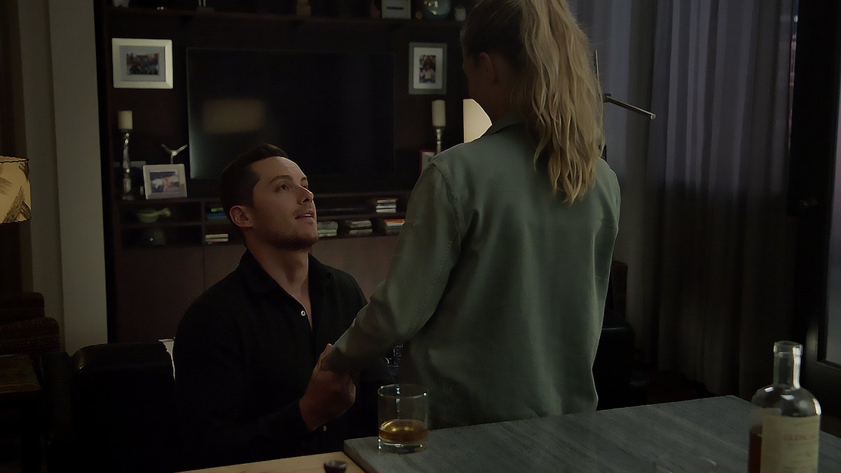 Uptoncansada's tweet photo. I can't believe it took me so long to see this. And now I'm crying because Hailey put her picture with Vanessa in the living room and looks at her every dayππ€
#ChicagoPD #Upjas https://t.co/ceW2UJX1pl