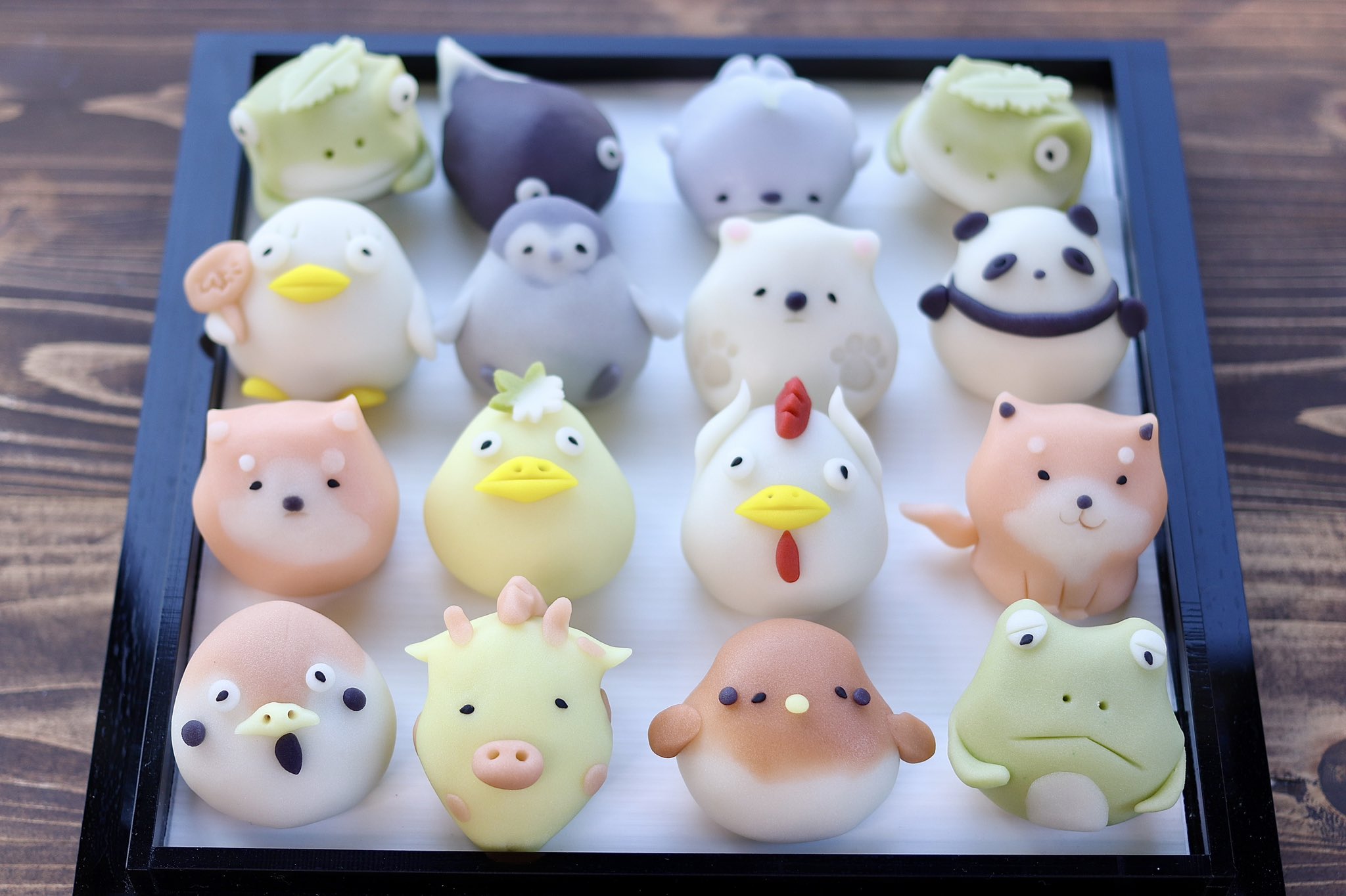 和菓子職人 土屋 タダヒロ 和菓子お兄さん アニマル練り切り 練り切りで作った動物の仲間たちです カエルやキリン ペンギン等色んなアニマル練り切りです 練り切りとは 和菓子の一つ 白あんに砂糖 山の芋やみじん粉などのつなぎの食材を加え 調整
