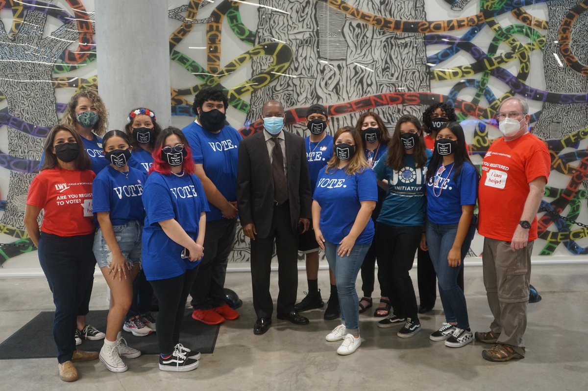 's tweet image. LWV-Houston partnered with @uhdowntown and @houmayor @SylvesterTurner today to get young people registered to vote. Professor of Social Work Dr. Lane, also of @uhdowntown, is teaching her students about civic engagement! #NationalVoterRegistrationDay