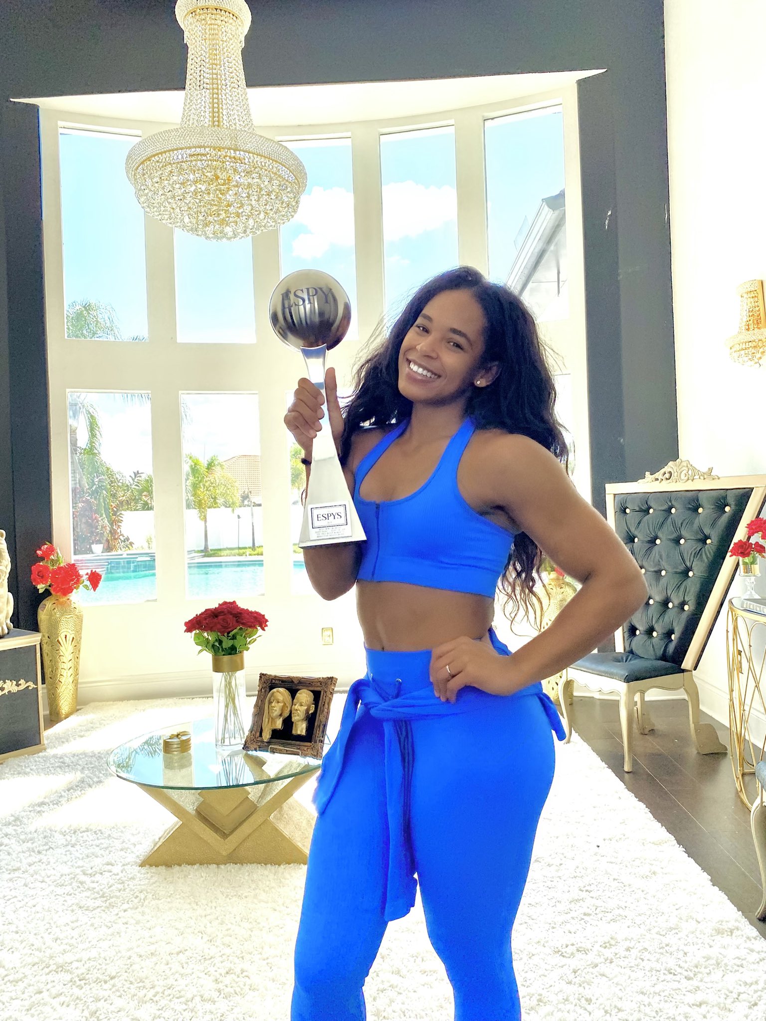 (Photos) Bianca Belair finally received her 2021 ESPY award