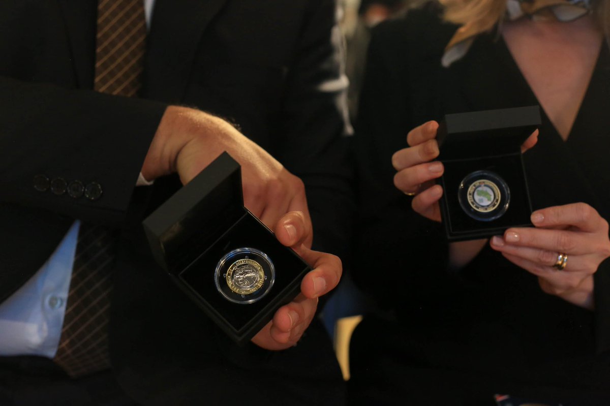 CarlosAlvQ's tweet photo. Esta es la nueva moneda conmemorativa de nuestro bicentenario. Moneda de ₡500, que circulará de forma gradual a partir de noviembre. 

Serán 5 millones, que nos recordarán que 🇨🇷 está hecha de biodiversidad, grandes legados y sobre todo: libertad, paz y democracia. #200CostaRica https://t.co/QQOqp2OMlE