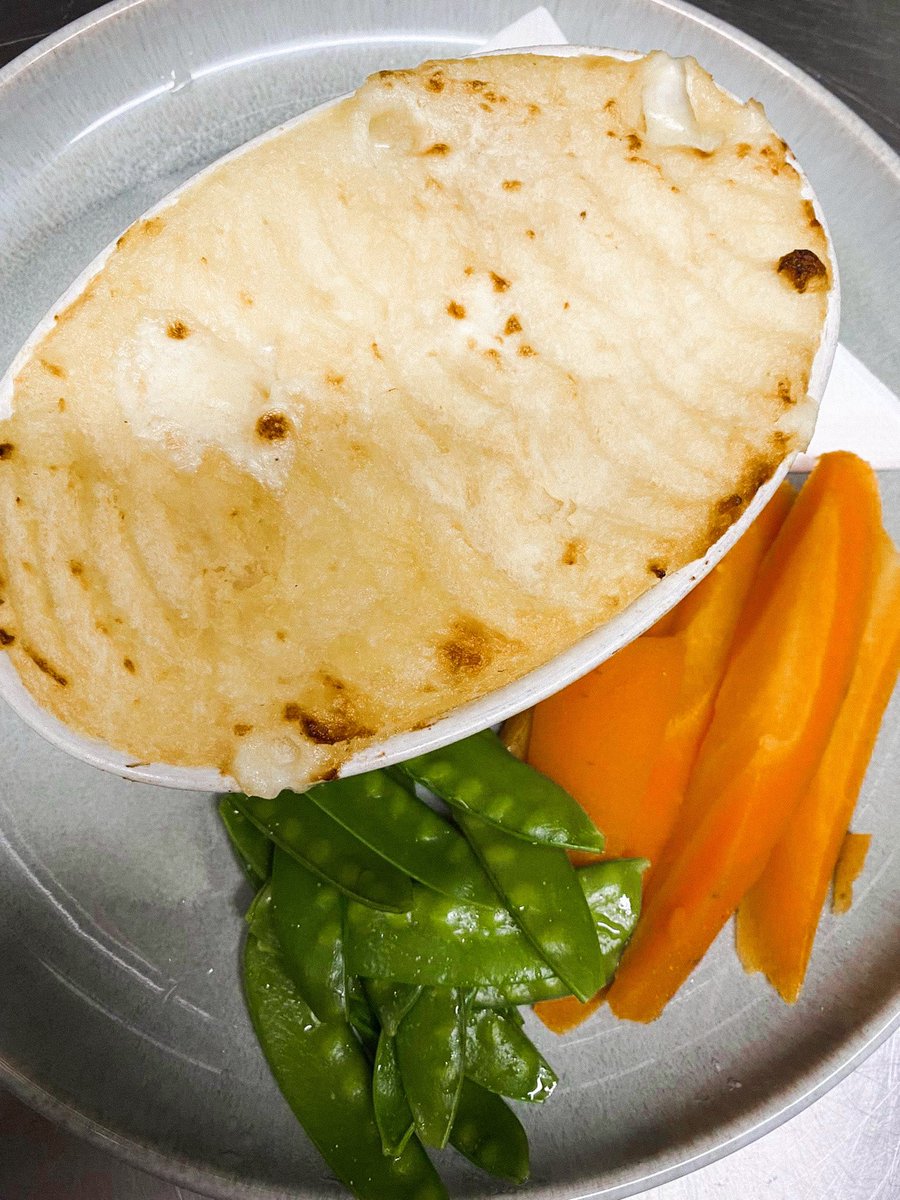 Today’s fish special is our homemade fish pie, with salmon, haddock and veg in creamy white wine sauce 🤤 Our pie is topped with mashed potato and served with a side of veg 😍 Serving food until 9pm today 🙌🏻 #oconnorstinahely