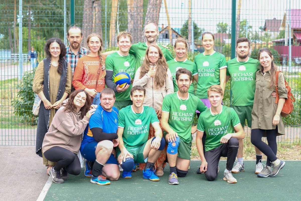 lepoball's tweet photo. 80 people of the population. 45 adults only. And they are already participating in regional competitions in #volleyball, #futsal, #streetball and table tennis!💥

Meet the sports club "Lesnaya Polyana" from the Russian #ecovillage of the same name!😉 https://t.co/27r8U9bfSA