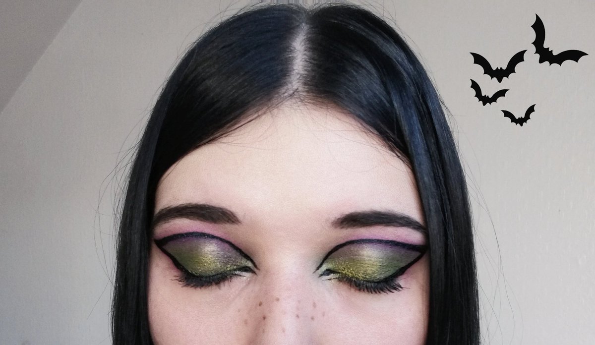 spookycutiebat's tweet photo. I love this makeup so much 🥺 it's different 🦇✨ https://t.co/3iMSvtndxA