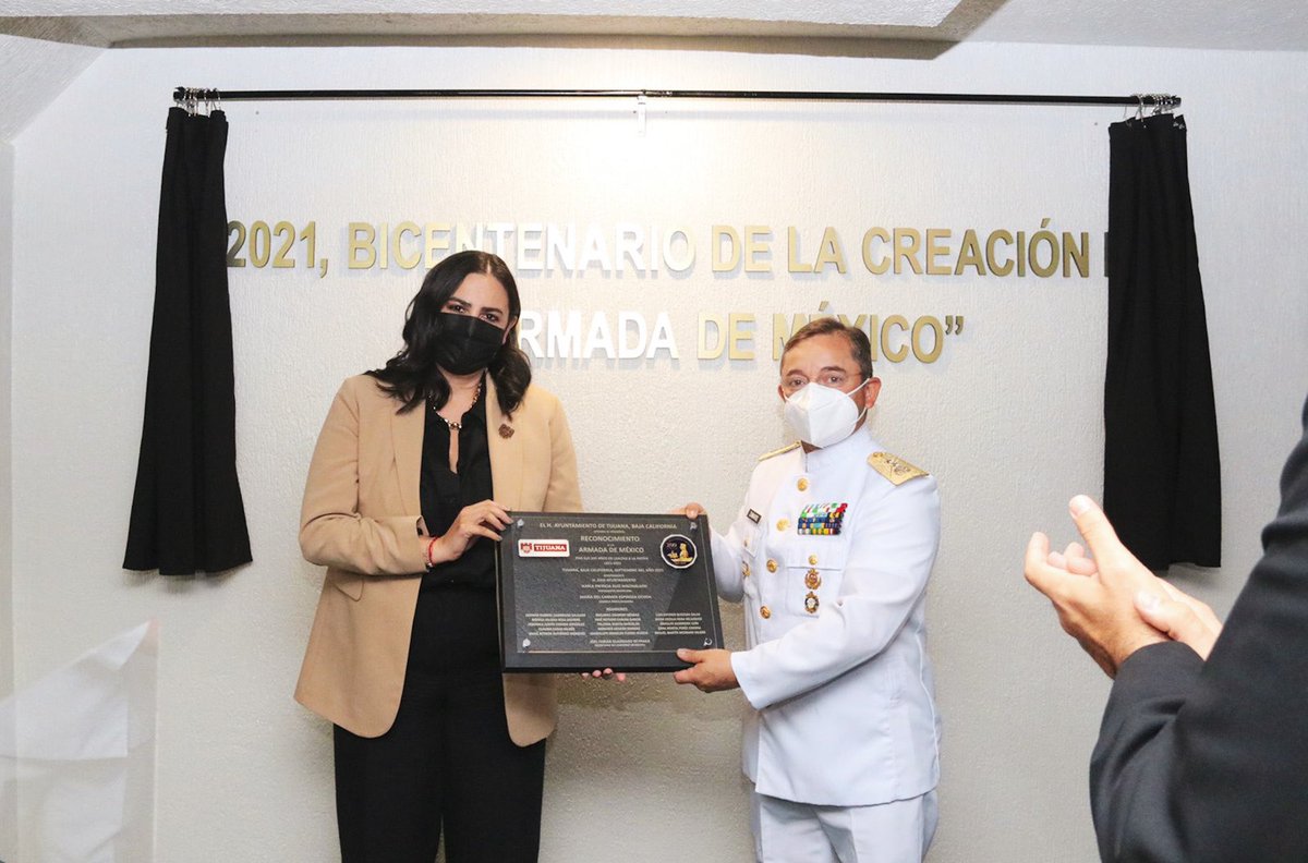 MacfarlandRuiz's tweet photo. Para honrar a los hombres y mujeres que por 200 años han trabajado por el bienestar de los mexicanos en la Armada de México, develé la placa “2021, Bicentenario de la creación de la Armada de México”. https://t.co/6kyqnLB76t