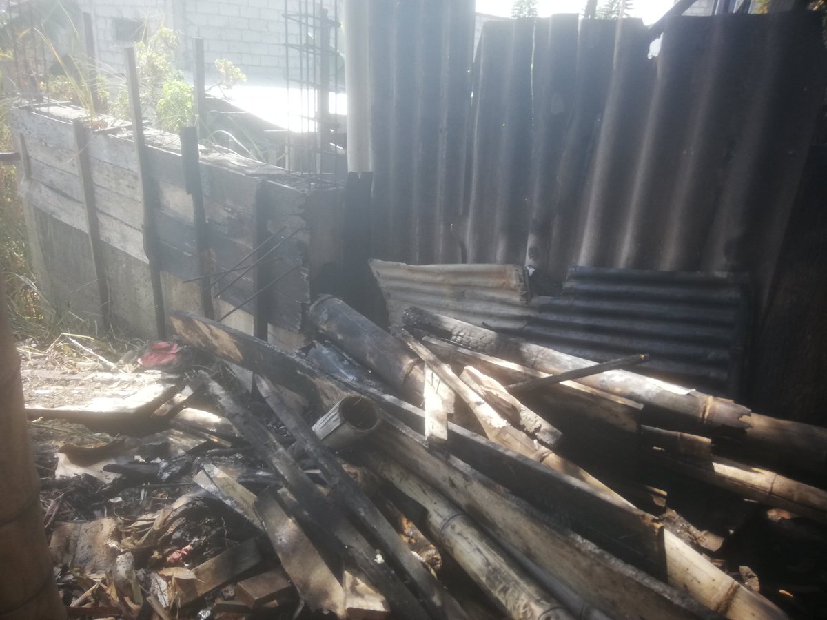 Fer_kstellano's tweet photo. El día d ayr x la irresponsabilidad d 1 vcino q qmaba los dsperdicios d su bodga dond realiza monigotes y d las hojas d su árbol,el fuego se propagó para mi lado dl patio, gracias a los vecinos y a los bomberos pudieron apagar l incndio @alcaldiagye puedn tomar cartas n el asunto https://t.co/fA7T2IQNkZ
