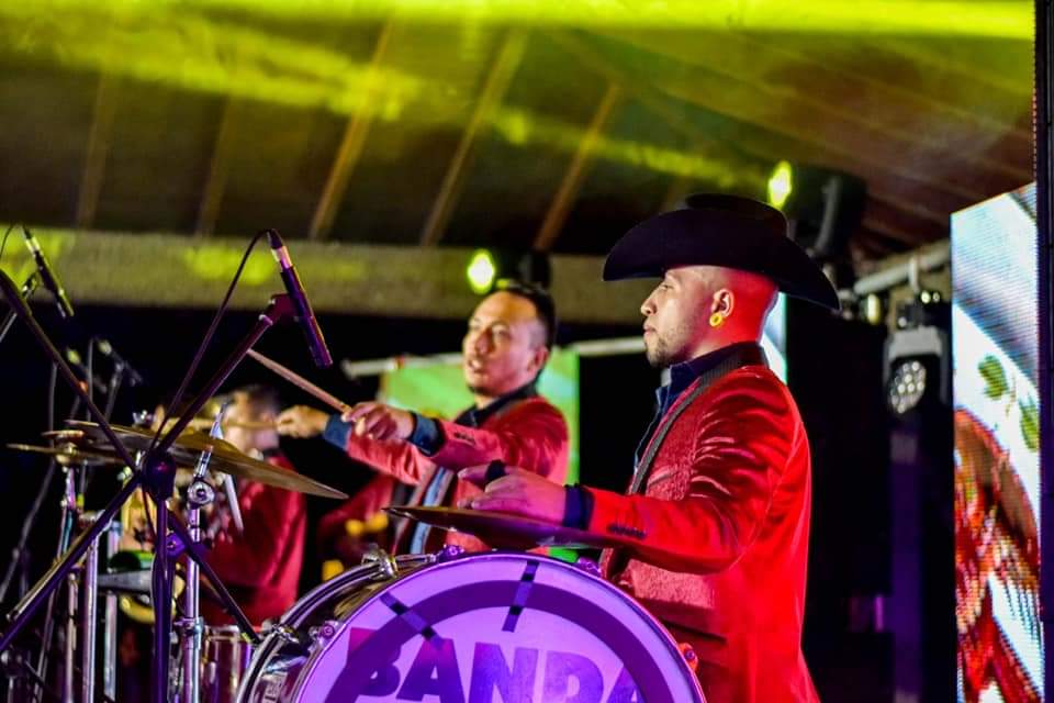 bandamboficial's tweet photo. Una semana llena de sorpresas! No te despegues de nuestras redes! 
Una banda colombiana con aroma sinaloense 🎶🇨🇴🇲🇽 @victorzaizar @CPMusic_1  @ZaizarJr  @CristianmusicMb 
#bandalamb #lamamadelasbandas https://t.co/s0ox1isO08