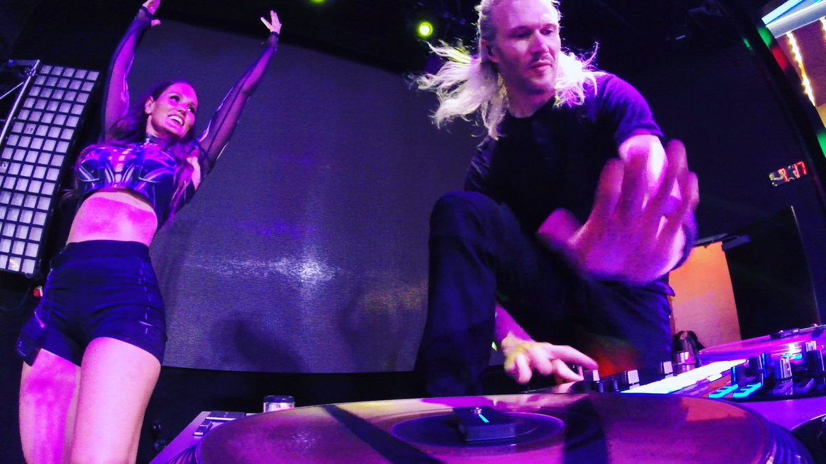 vynilyn's tweet photo. Tricks for days! Who do you know who can juggle the turntables under their knee? Tag them👇 #turntablist #turntables #turntblism #livemusic #djtricks @cbshaw #alien #phasedj @PioneerDJglobal https://t.co/PYply3OJUX