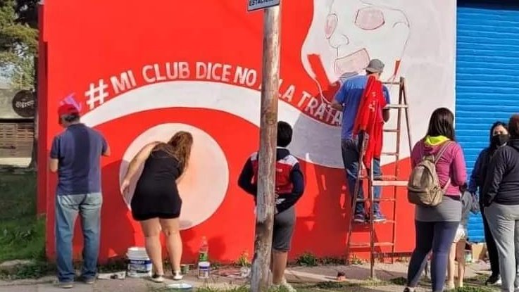ParemosLaTrata's tweet photo. En distintas provincias, crece la campaña de sensiblización y concientización que desarrollan clubes e instituciones de la comunidad, en el marco del Concurso Nacional de Murales "Mi Club lucha Contra la Trata".

#MiClubLuchaContraLaTrata ⚽️🏀🏑
#ArgentinaSinTrata #ArgentinaUnida https://t.co/kPtDcUaEie