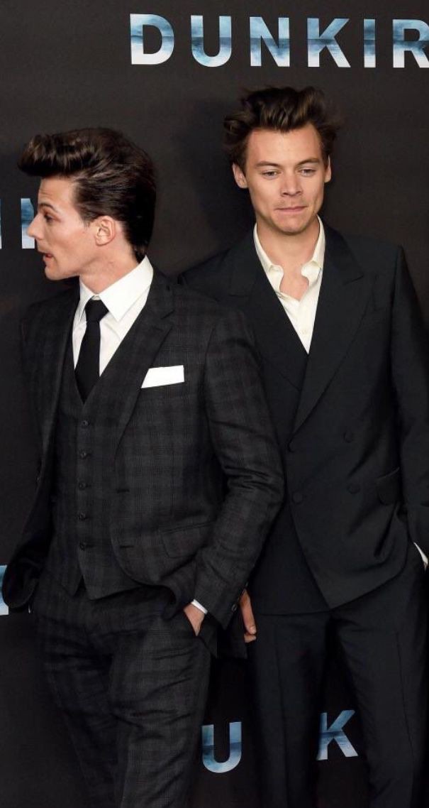 bluetomlinson2's tweet photo. #Larrywedding https://t.co/QfPjTcAPvf