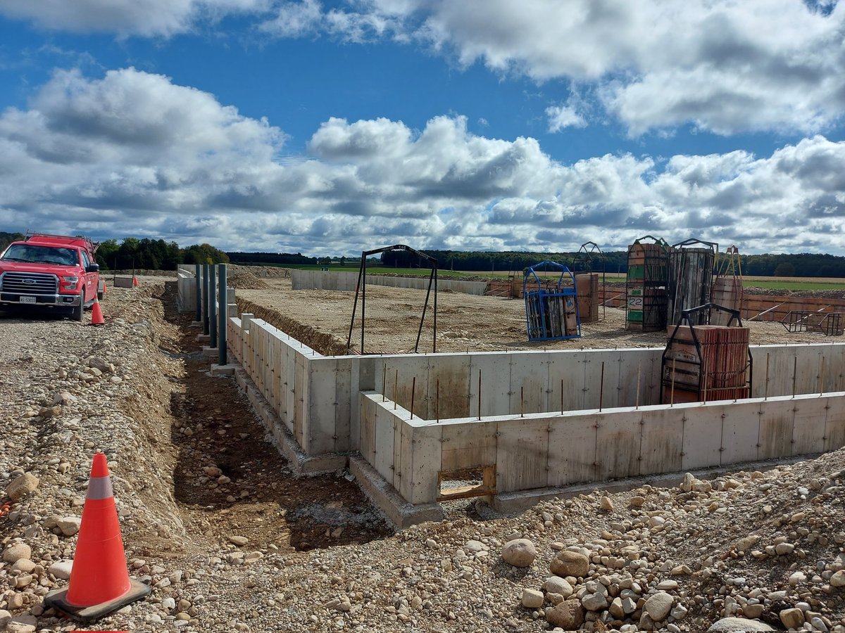 Belmoral Farms new barn with 2 @Delaval V310's and <a href="/VES_Artex/">VES-Artex</a> stabling starting to take shape!