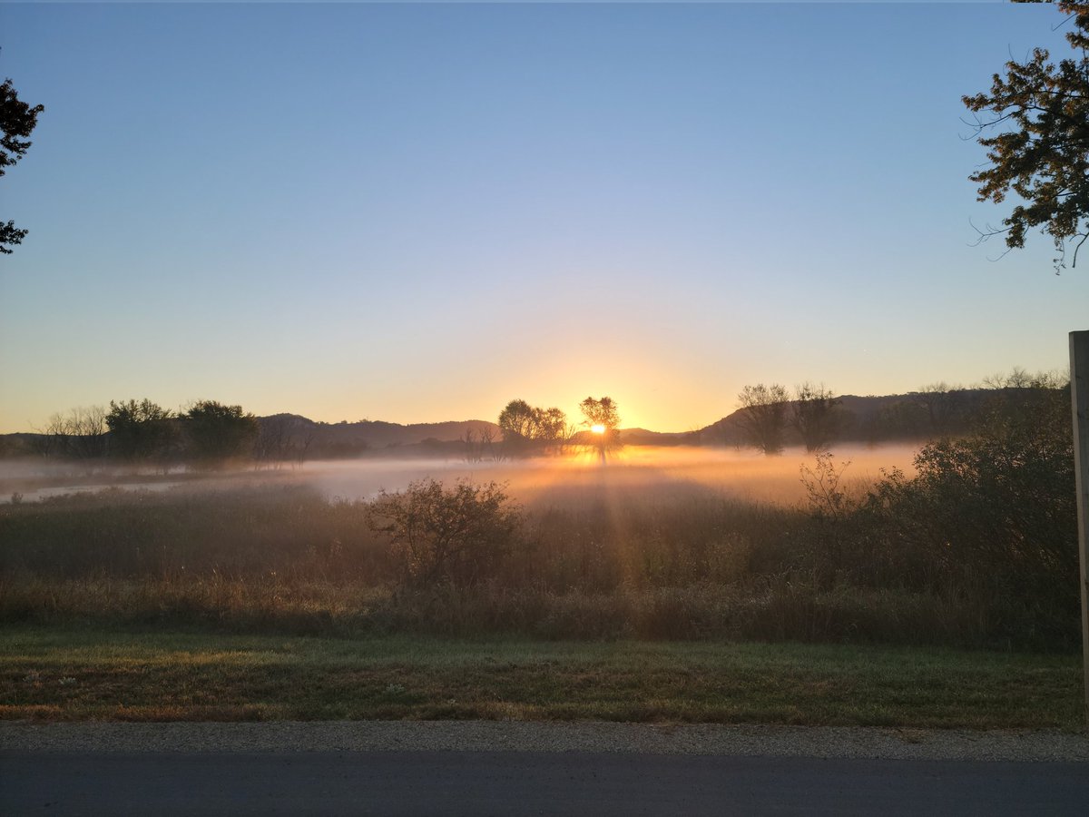 DanBaumgardt's tweet photo. Morning biking scenes on the Mississippi river.
#sunrise #driftless #groundfog https://t.co/6Vn19DpeoI