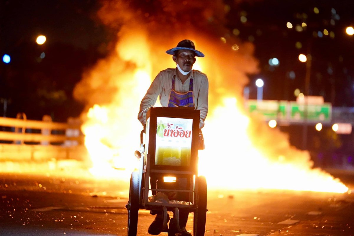 Sugarcane juice peddler driving his cart away from a burning police truck that got molotov'ed during today's protest

#ม็อบ28กันยา
