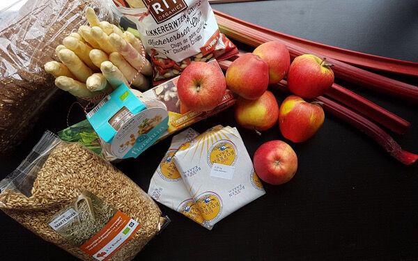 Stadslanderijen's tweet photo. Goed nieuws! Zwolse Stadslanderijen gaat voor haar  online bestellingen samenwerken met biologische webshop Hofweb. Nooit meer naar de supermarkt! Bij ons koop je straks versproducten uit Zwolle en ommeland, chips en wc-papier. Alles bio en 2x p/w bezorgd. https://t.co/ZBk9DA1ARi https://t.co/pJ476J8wNE