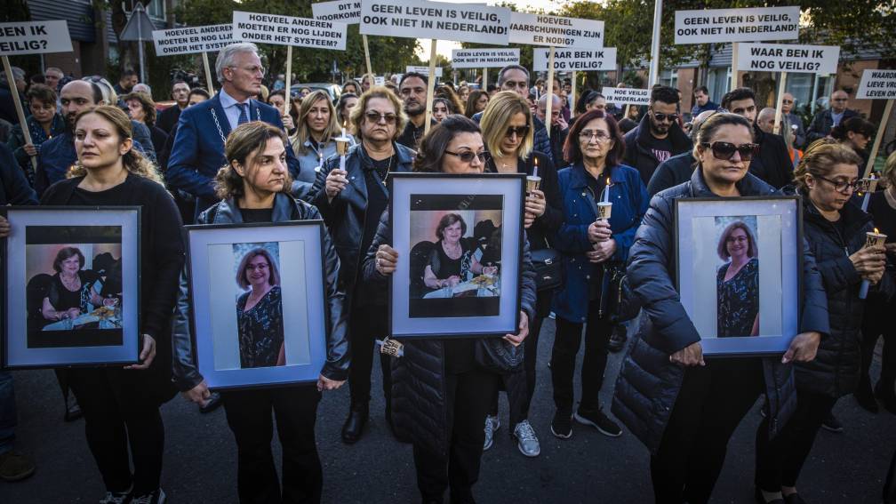 Honderden mensen bij stille tocht slachtoffers steekpartij Almelo.