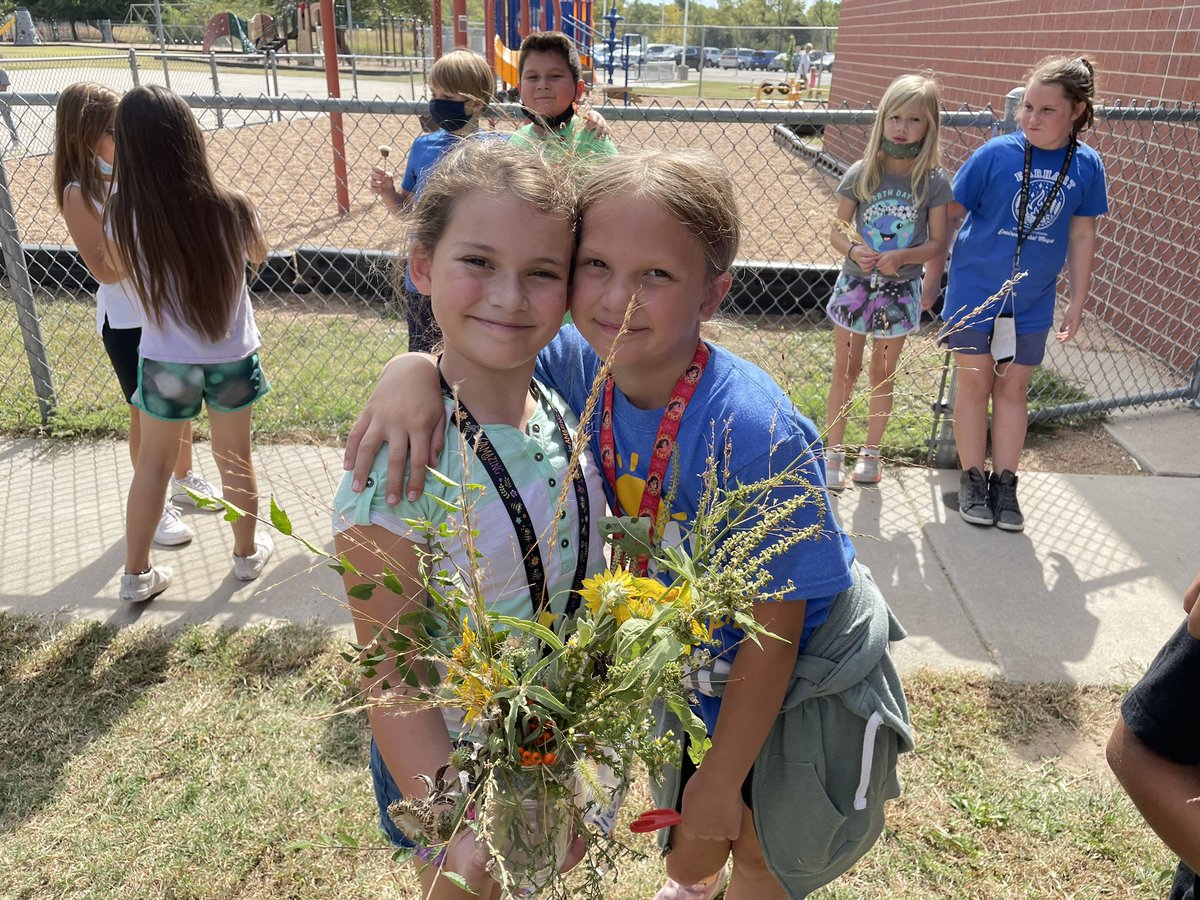 callmemrscandea's tweet photo. Getting outside to make Botanical Bouquets while giving students an opportunity to interact with plants in our school landscape. I think they did a pretty good job!

#MagnetFocus #WPSProud #EarhartUSD259 https://t.co/5i8cwhs3UT