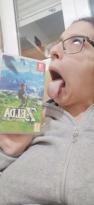 No pod&iacute;an faltar las gafas torcidas, mi tan amado Zelda y un poquito de cuerdas ❤️❤️❤️❤️❤️❤️ https://t<a href="/tag/webcam"class="tags"><span>#webcam</span></a>