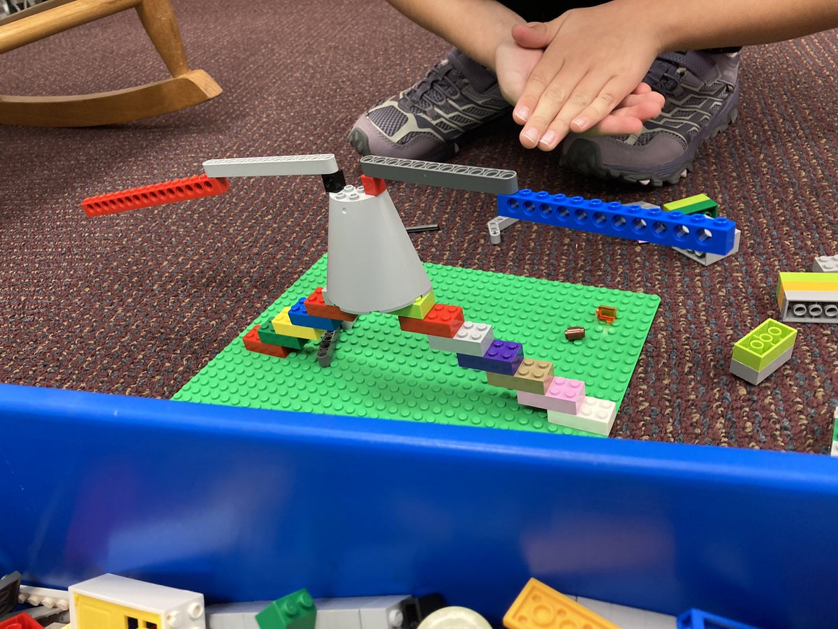 CFESsbts's tweet image. After reading Iggy Peck, Architect 1st graders built bridges out of Legos! Creative minds at work! #tinyengineers @mrsfmdrake @CFESRedBirds