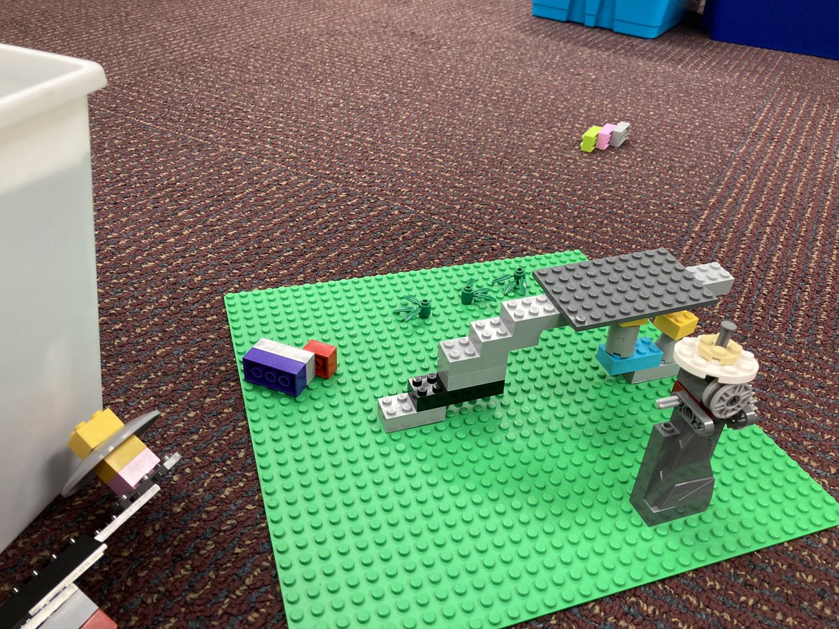 CFESsbts's tweet image. After reading Iggy Peck, Architect 1st graders built bridges out of Legos! Creative minds at work! #tinyengineers @mrsfmdrake @CFESRedBirds