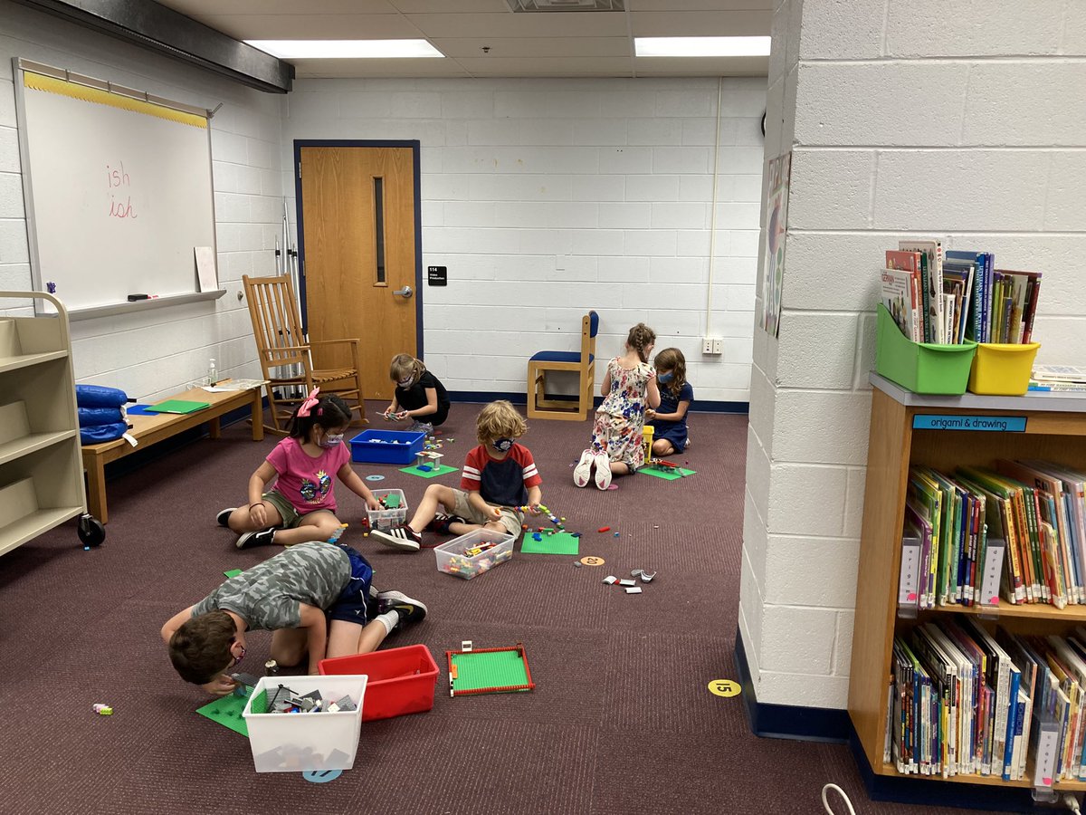 CFESsbts's tweet image. After reading Iggy Peck, Architect 1st graders built bridges out of Legos! Creative minds at work! #tinyengineers @mrsfmdrake @CFESRedBirds