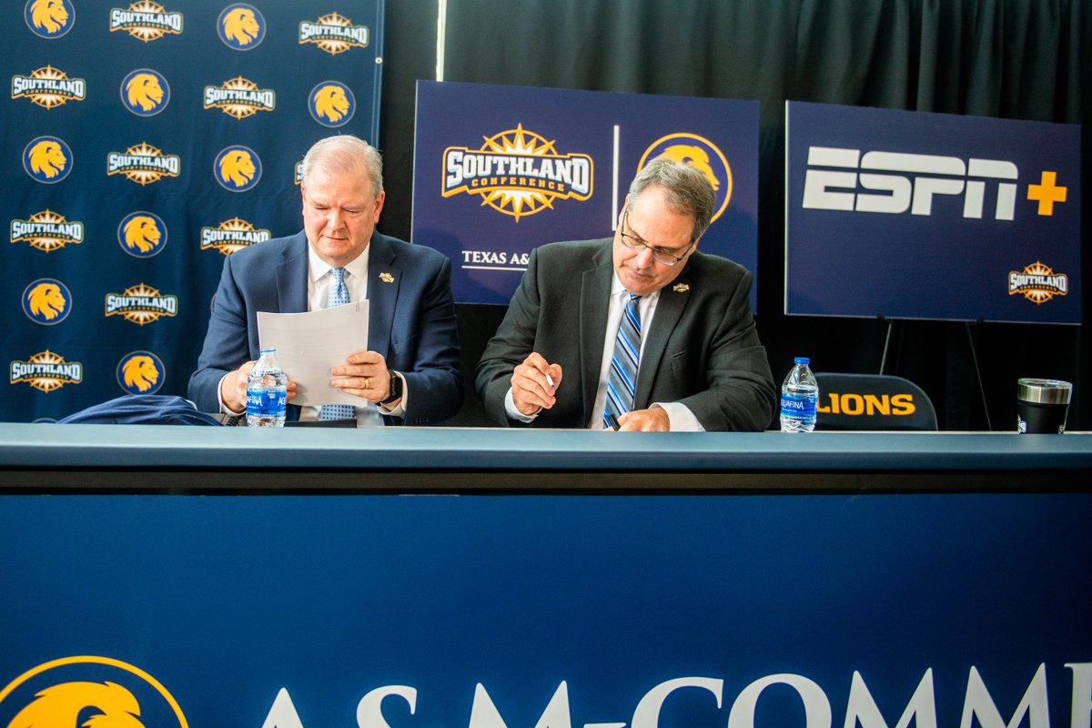 etamuniversity's tweet photo. Sign it 🖊️ shake on it 🤝

Super stoked to have @Lion_Athletics join up with @SouthlandSports beginning next year. A new era in Lion history is beginning! #TAMUC https://t.co/MJs2zs6kLj
