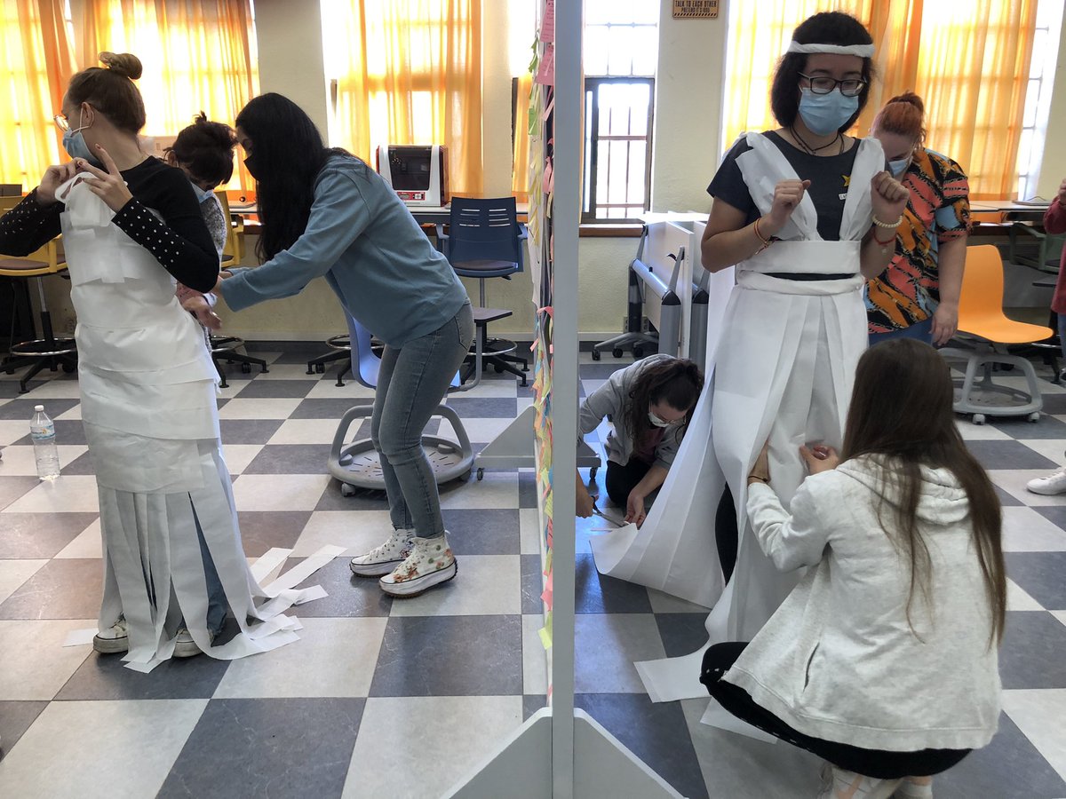 #teambuilding #trajedenovia de <a href="/ypdteam/">YPD</a> siempre un éxito 
#proceso 
1. Reto
2. Ideación
3. Prototipado en papel
4. Prototipado del vestido con papel mecha y papel higiénico en escala 1:1
5. Desfile + pitch
