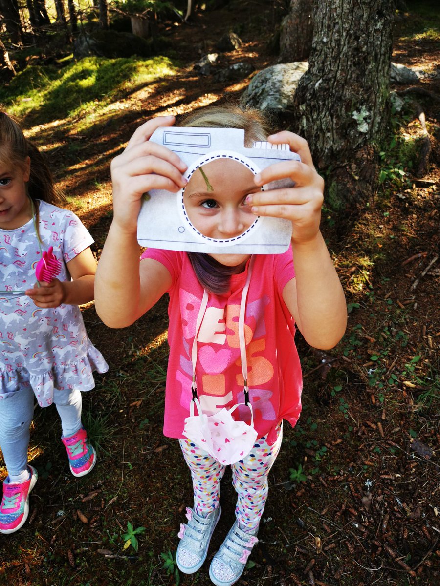 AmyBrien_nlesd's tweet photo. Looking for signs of fall 🍂 @HolyCrossElem https://t.co/ofneBtmAOU
