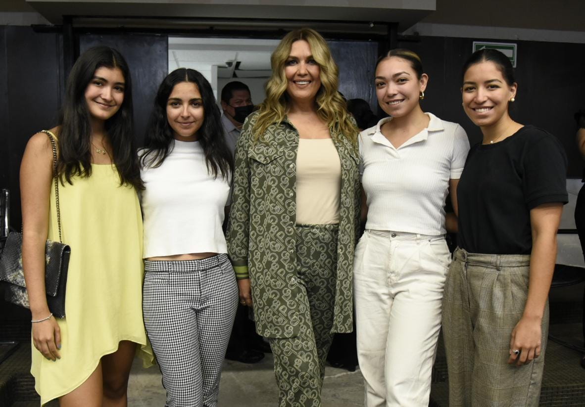 Acompañada de mis amadas hijas el día de hoy presentaré una iniciativa para la inclusión y desarrollo de las personas con discapacidad donde se propone la creación de un fondo estatal para el transporte público adecuado a ellos y sus necesidades.#DignificandoALasFamilias