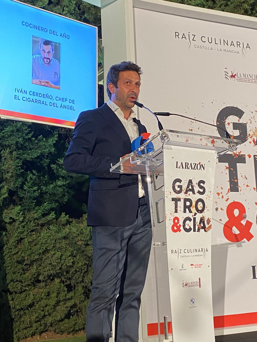larazon_es's tweet image. #PremiosGASTRO&amp;amp;CÍA | Premio COCINERO DEL AÑO para @ivancerdeno, chef de El Cigarral del Ángel