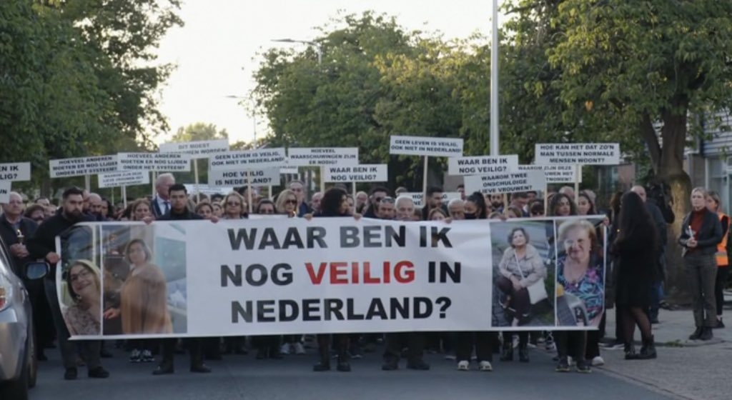 ‘Enkele honderden mensen hebben vanavond in Almelo meegelopen met een stille tocht om de twee vrouwen te herdenken die anderhalve week geleden werden doodgestoken.'