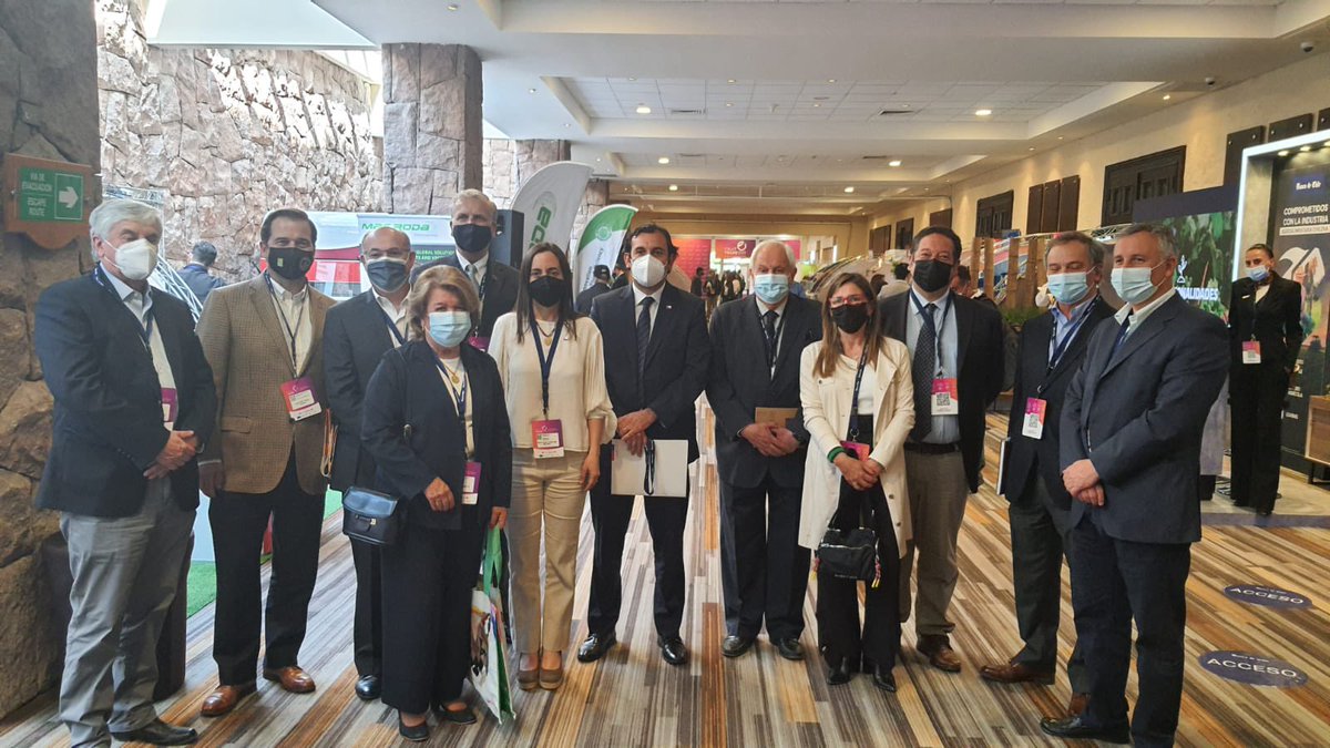 Junto a la Ministra de Agricultura <a href="/meryundurraga/">M. Emilia Undurraga</a> participamos de la #FruitTrade2021, oportunidad donde conversamos acerca de los diversos desafíos que el sector #agrícola tiene en nuestro país 💪🏼🍎🍐🍒🥝🍇🍓🇨🇱