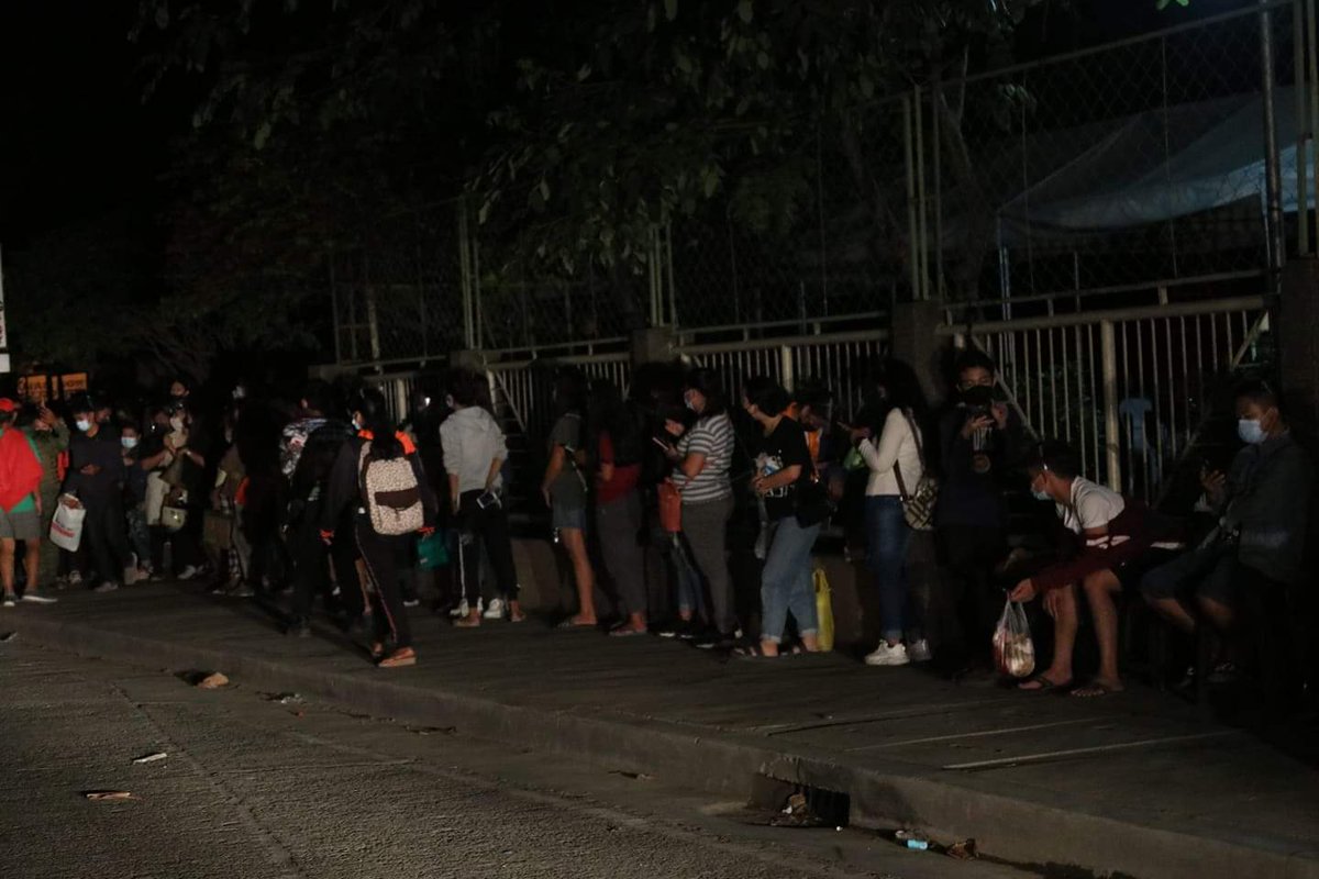 SunStarDavao's tweet photo. (1/2)#SunStarLens
LOOK: This is the situation outside R. Magsaysay Park, Davao City as early as 12:00 a.m., Wednesday, September 29, 2021. People are queuing for the Comelec priority numbers to beat the voter's registration deadline set on Thursday, September 30, 2021. https://t.co/Ho5fonHsio
