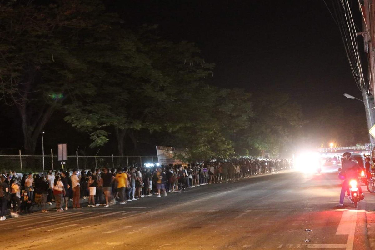 SunStarDavao's tweet photo. (1/2)#SunStarLens
LOOK: This is the situation outside R. Magsaysay Park, Davao City as early as 12:00 a.m., Wednesday, September 29, 2021. People are queuing for the Comelec priority numbers to beat the voter's registration deadline set on Thursday, September 30, 2021. https://t.co/Ho5fonHsio