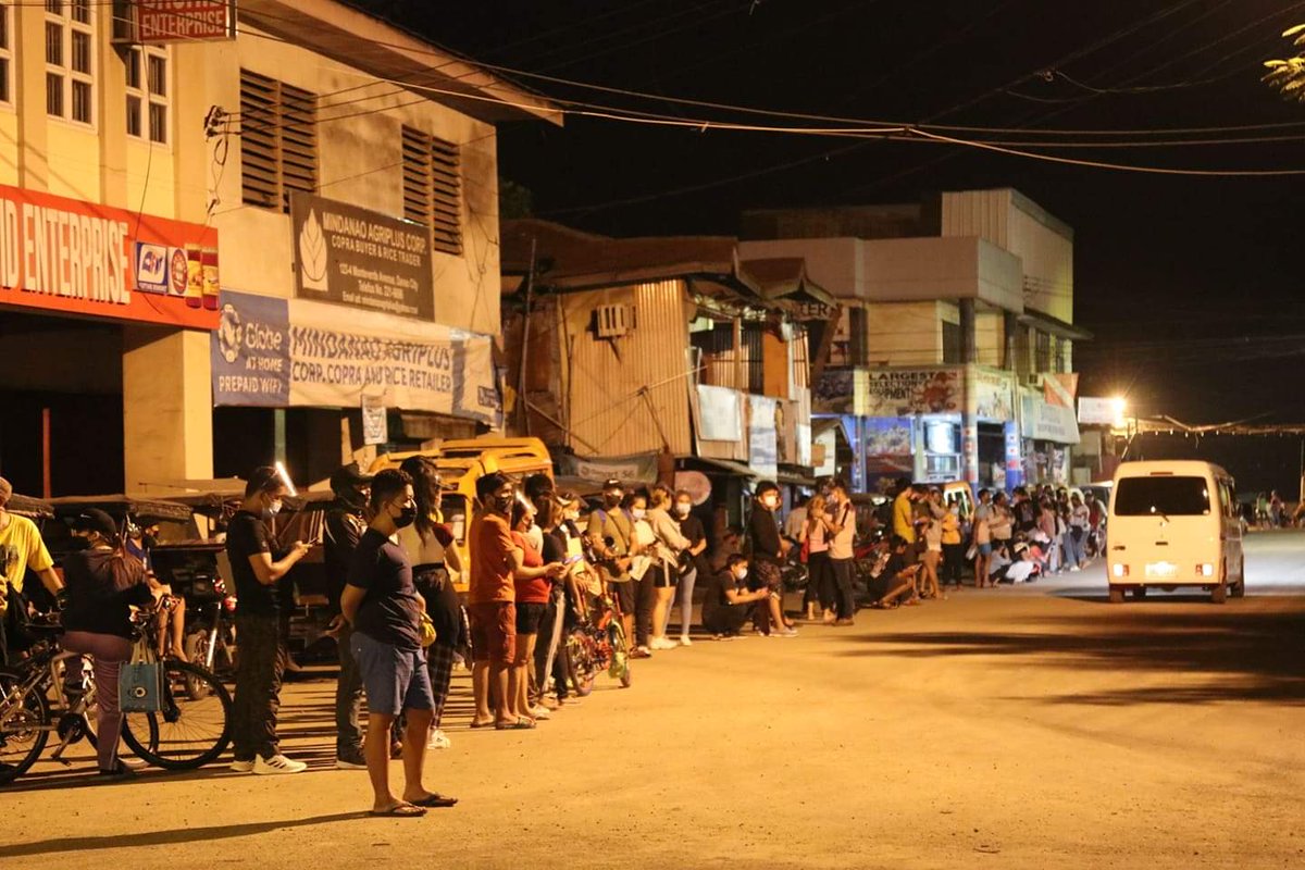 SunStarDavao's tweet photo. (1/2)#SunStarLens
LOOK: This is the situation outside R. Magsaysay Park, Davao City as early as 12:00 a.m., Wednesday, September 29, 2021. People are queuing for the Comelec priority numbers to beat the voter's registration deadline set on Thursday, September 30, 2021. https://t.co/Ho5fonHsio