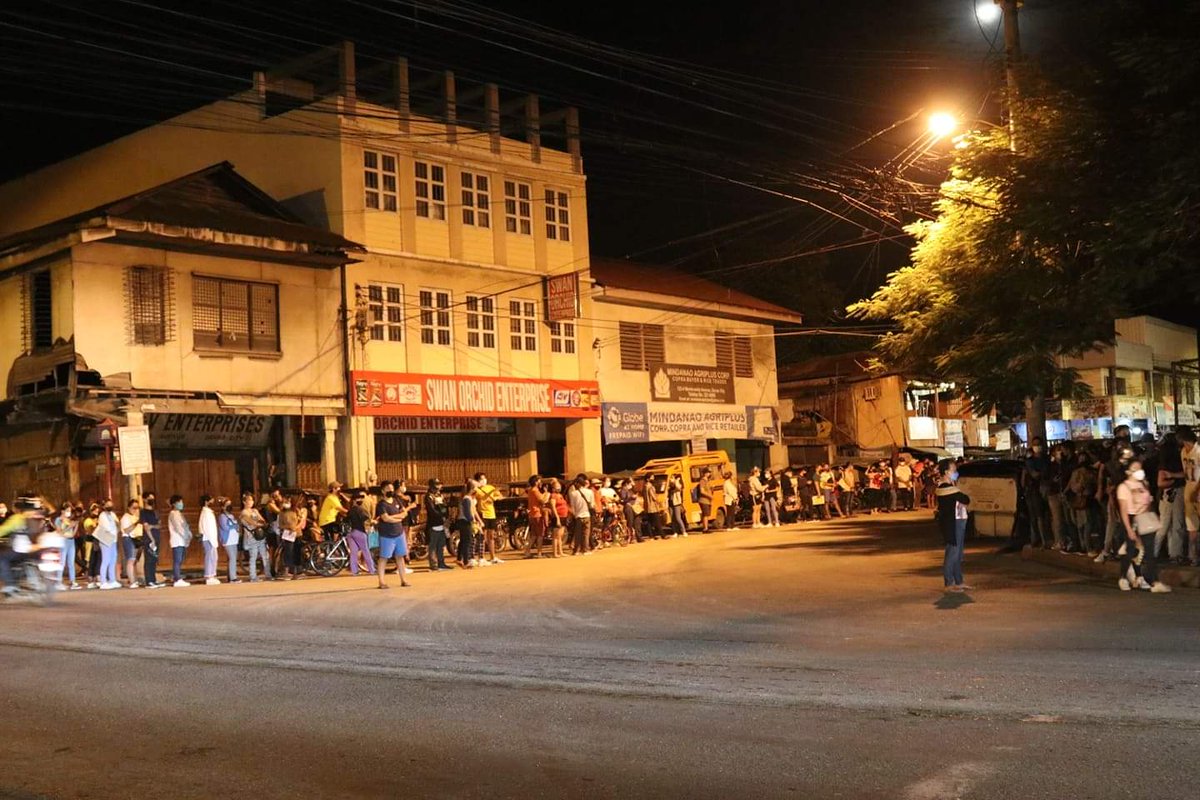 SunStarDavao's tweet photo. (1/2)#SunStarLens
LOOK: This is the situation outside R. Magsaysay Park, Davao City as early as 12:00 a.m., Wednesday, September 29, 2021. People are queuing for the Comelec priority numbers to beat the voter's registration deadline set on Thursday, September 30, 2021. https://t.co/Ho5fonHsio