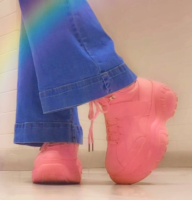 i never posted my chunky pink shoes here 💓 big steppas #y2k #FashionWeek https://t.co/8My1oYILlQ<a href="/tag/fashionweek"class="tags"><span>#fashionweek</span></a><a href="/tag/y2k"class="tags"><span>#y2k</span></a>