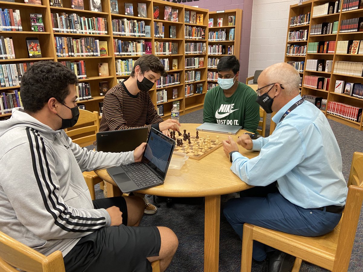 Dominionlibrary's tweet image. Students and staff bonding over a game of chess ⁦@Dominionlibrary⁩ ⁦@DominionLcps⁩.