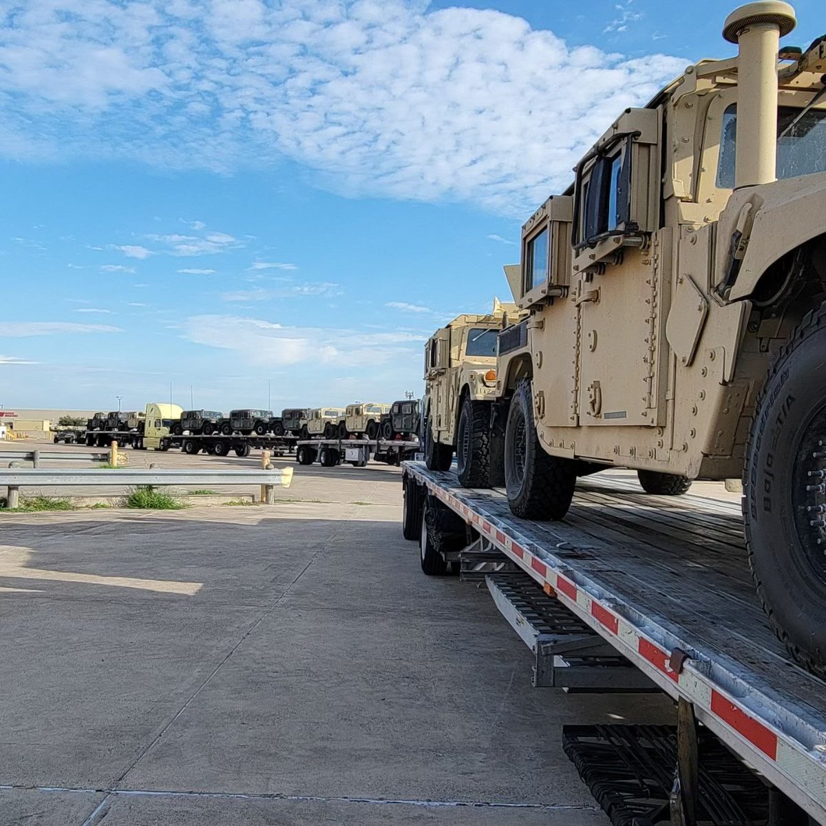 GregAbbott_TX's tweet photo. Texas National Guard surge transports tactical vehicles to the border.

The @TexasGuard continues to surge equipment &amp; personnel to the Texas border to provide more support to address Biden's ongoing crisis.

Texas is securing the border. https://t.co/dZ4O6sXTEG