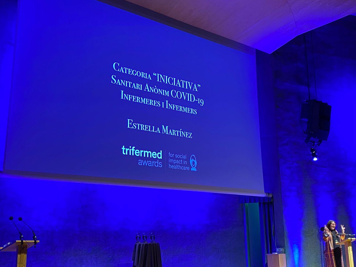 COIBarcelona's tweet photo. La degana del Consell d'@infermerescat, Estrella Martínez, rep el guardó @trifermed Iniciativa Sanitari Anònim covid-19, juntament amb representants d'altres representants de professionals de la salut. Moltes gràcies pel reconeixement! 😀 https://t.co/eQ1vwTEFMM