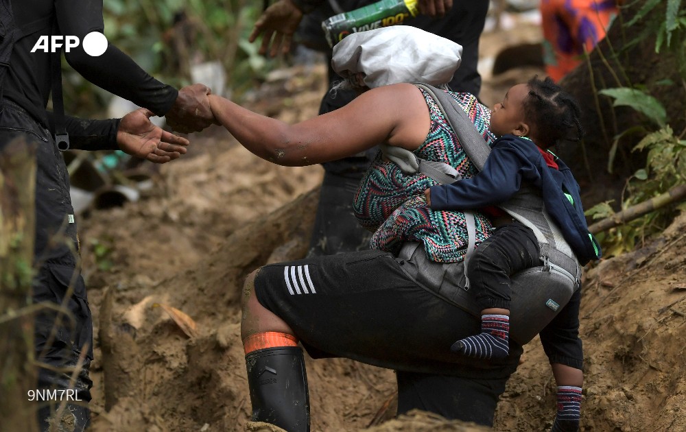 Javier Tovar Guédez (@tovarguedez) on Twitter photo "Si no tiene Dios, no llega": 500 haitianos emprenden camino por el Darién, un bosque tropical infestado de serpientes y grupos armados, de senderos enlodados con piedras filosas. El destino final de muchos, EEUU.
✒️<a href="/unacuentadenada/">Sebastian Serrano</a> #AFP ➡️u.afp.com/UFQo
📷<a href="/RAULARBOLEDA/">Raul Arboleda</a> "Si no tiene Dios, no llega": 500 haitianos emprenden camino por el Darién, un bosque tropical infestado de serpientes y grupos armados, de senderos enlodados con piedras filosas. El destino final de muchos, EEUU.
✒️<a href="/unacuentadenada/">Sebastian Serrano</a> #AFP ➡️u.afp.com/UFQo
📷<a href="/RAULARBOLEDA/">Raul Arboleda</a>