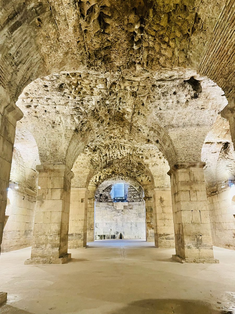 globetwitteuse's tweet photo. Split / dernier stop avant la fin des vacances : Split, sa vieille ville, son palais Diocletien, ses pierres de Brac polies avec le temps et ce soleil. 🤩 https://t.co/BbyhrVJQxZ