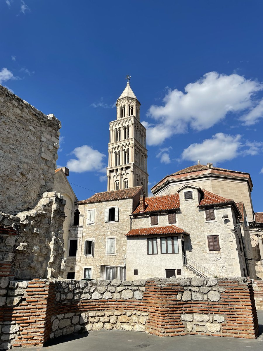 globetwitteuse's tweet photo. Split / dernier stop avant la fin des vacances : Split, sa vieille ville, son palais Diocletien, ses pierres de Brac polies avec le temps et ce soleil. 🤩 https://t.co/BbyhrVJQxZ