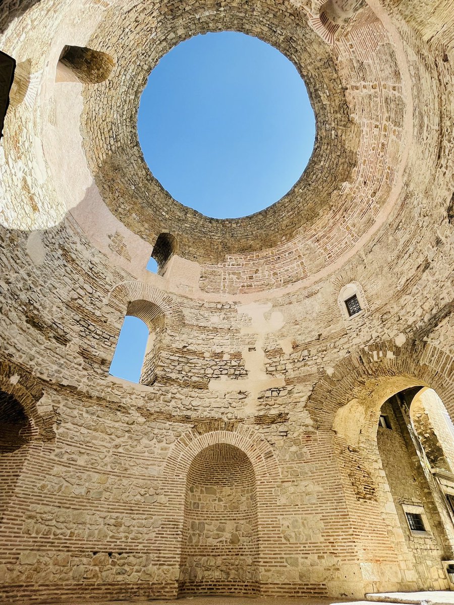 globetwitteuse's tweet photo. Split / dernier stop avant la fin des vacances : Split, sa vieille ville, son palais Diocletien, ses pierres de Brac polies avec le temps et ce soleil. 🤩 https://t.co/BbyhrVJQxZ