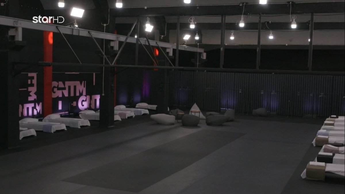 Vasileia___'s tweet photo. Όταν η οικονομική κρίση χτυπάει το GNTM  #gntmgr https://t.co/6bNIXOej3z