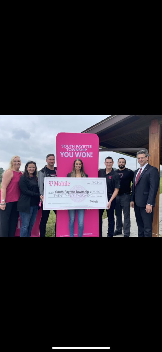 So much fun today presenting a #hometowngrant for $25,000 to South Fayette. The money help to build ball fields for the community! @TMobileGoesLocal <a href="/jasonjonesmi/">JJ</a> <a href="/DianeOddo/">Diane Oddo</a> <a href="/Leenasays/">Leena</a> @MagentaAshley1 <a href="/CleveJaye/">JayeJaye</a> <a href="/IreneKieweg/">Irene Yuan Kieweg</a>
